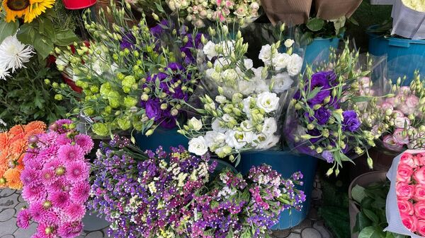 Цветы в Ереване продают прямо на улице. А еще здесь роскошная эустема!