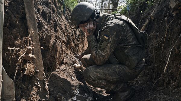 Украинский военнослужащий в окопе