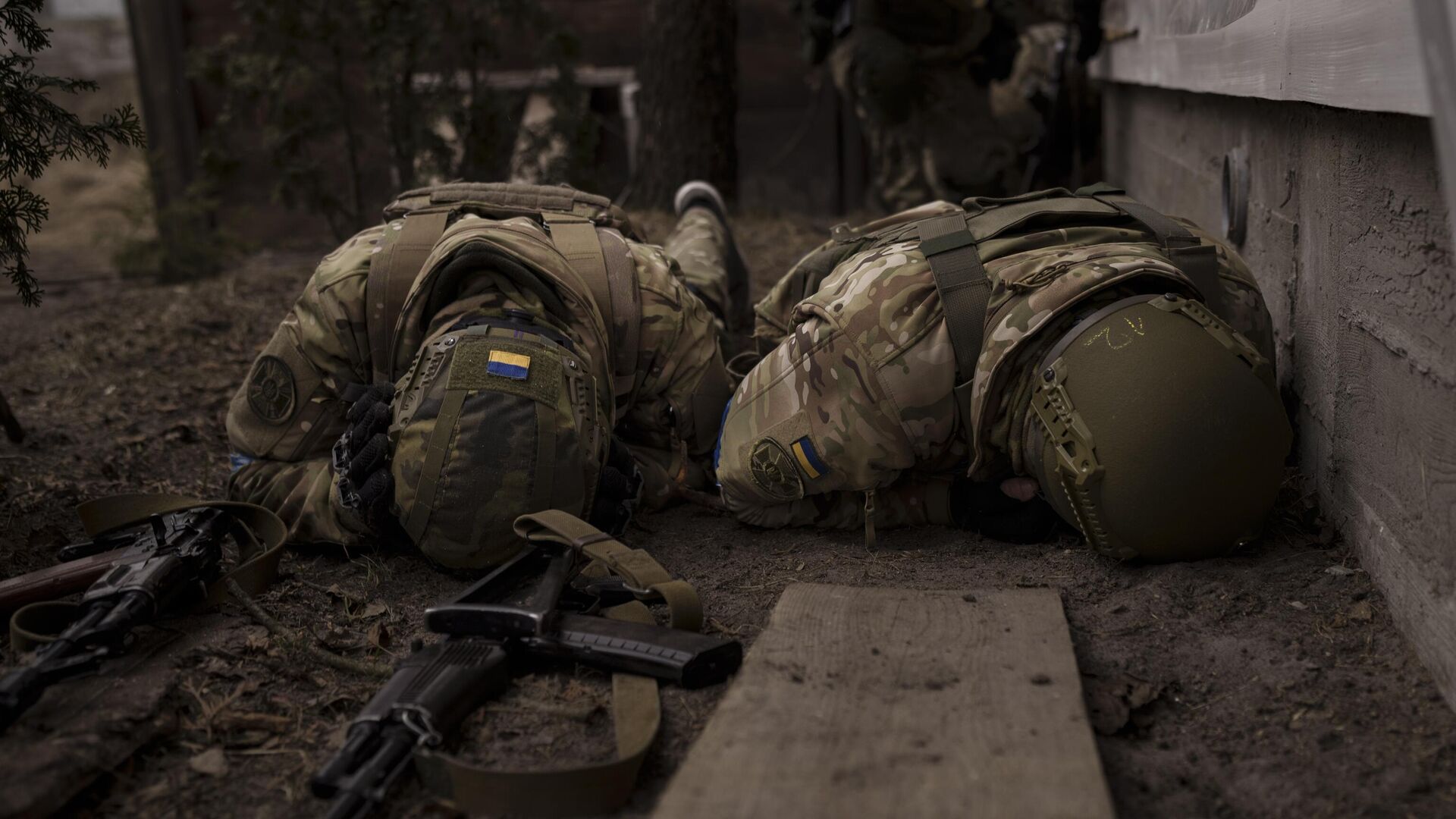 Украинские военнослужащие укрываются от артиллерийского огня - РИА Новости, 1920, 03.02.2024