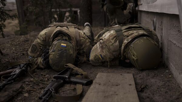 Украинские военнослужащие укрываются от артиллерийского огня. Архивное фото
