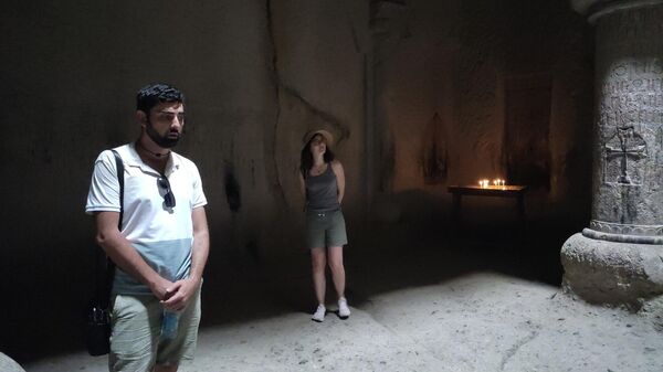 Молитва в пещерном храме с уникальной акустикой