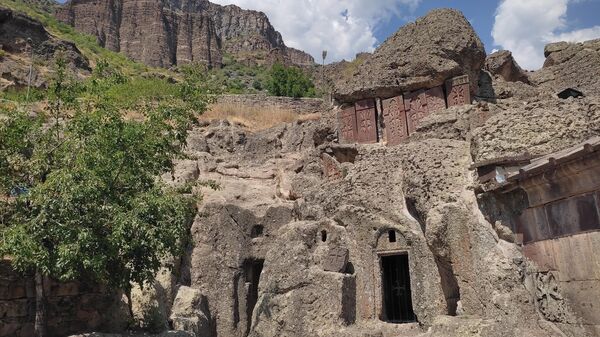 Кельи и хачкары пещерного монастыря