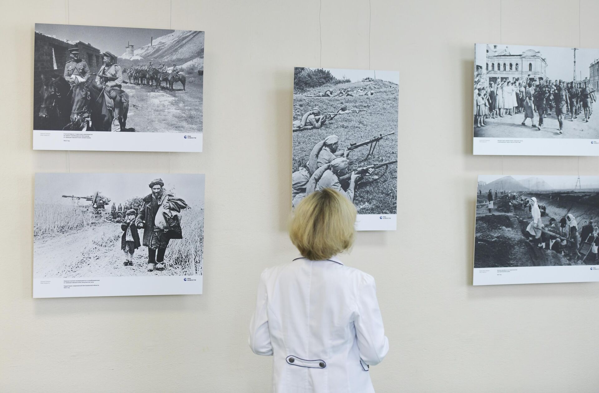 Посетительница на открытии фотовыставки Освобождение. Донецк в Донецком краеведческом музее - РИА Новости, 1920, 06.09.2023