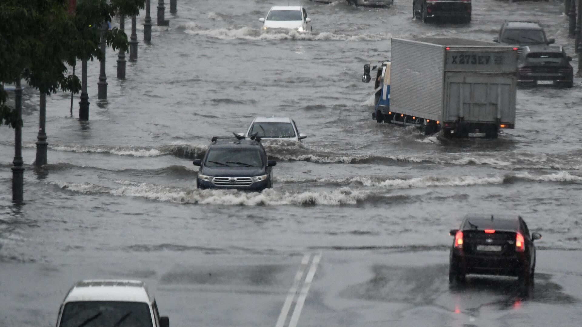 Автомобильное движение на одной из улиц Владивостока, затопленных в результате ливня1