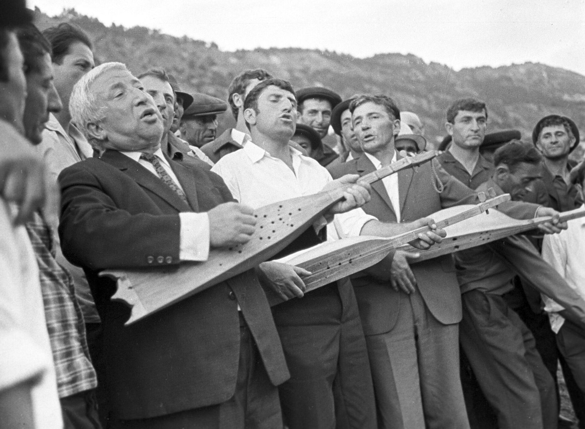 Поэт Расул Гамзатович Гамзатов (в центре) выступает во время праздника народных певцов, 1972 год - РИА Новости, 1920, 07.09.2023