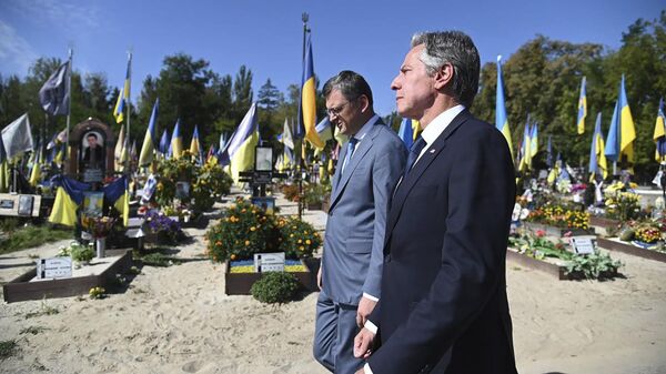 Глава украинского МИД Дмитрий Кулеба и госсекретарь США Энтони Блинкен на кладбище в Киеве