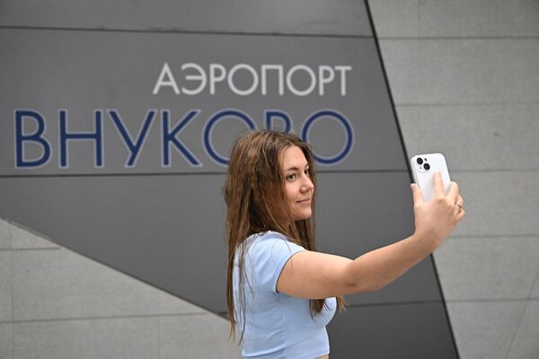 Девушка фотографируется на станции Аэропорт Внуково Солнцевской линии метро