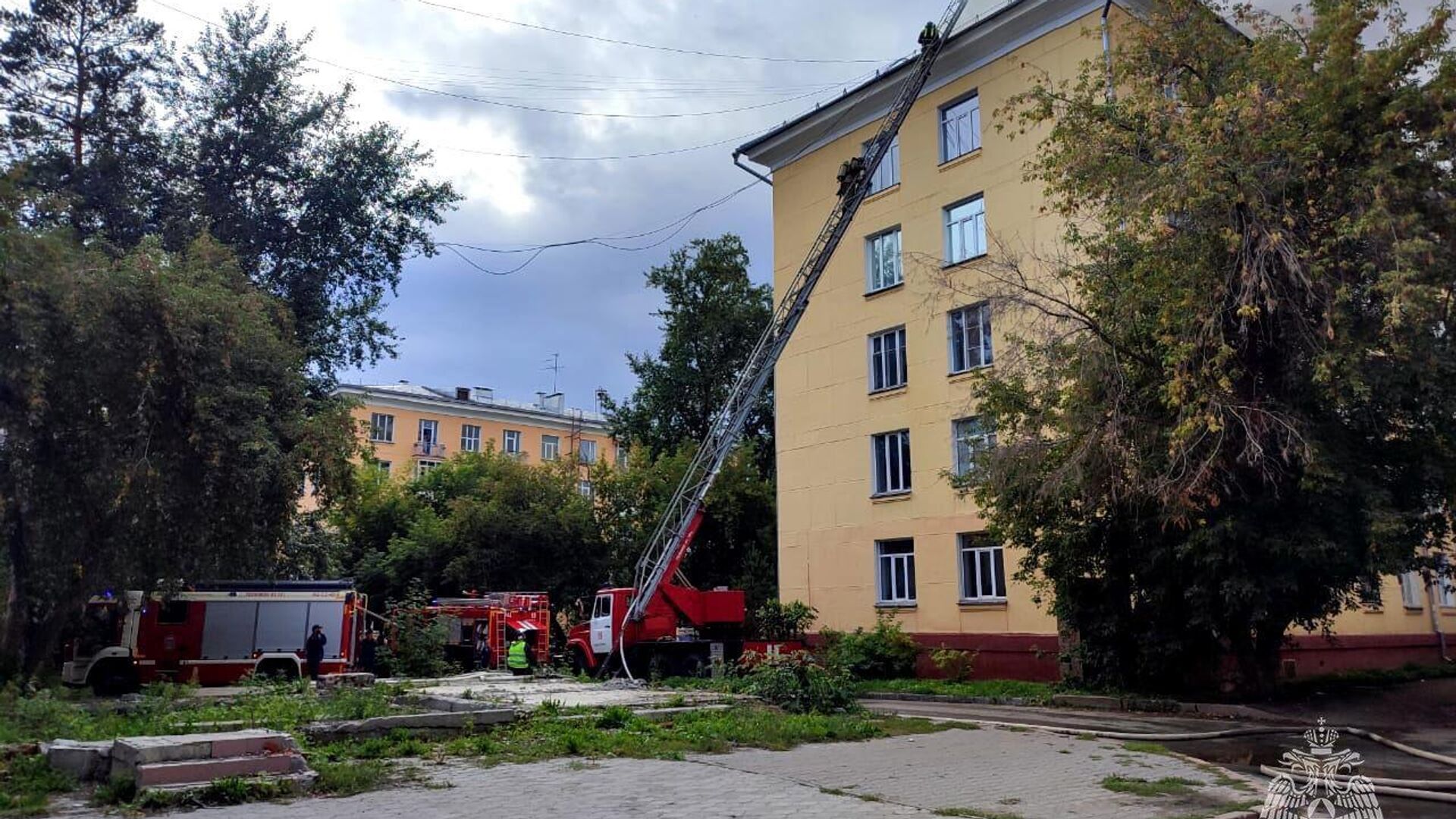 Ликвидация пожара на крыше пятиэтажного жилого дома в Новосибирске - РИА Новости, 1920, 06.09.2023