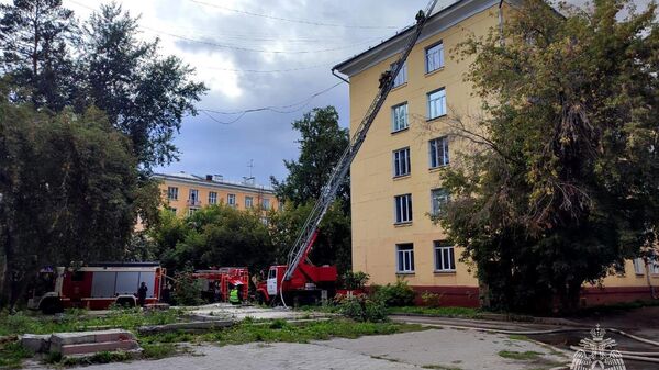 Ликвидация пожара на крыше пятиэтажного жилого дома в Новосибирске