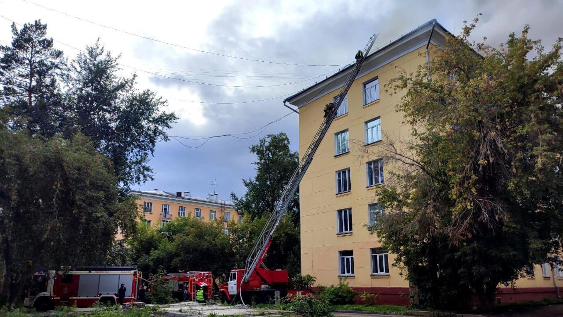 Ликвидация пожара на крыше пятиэтажного жилого дома в Новосибирске - РИА Новости, 1920, 06.09.2023