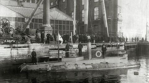 Первая русская подводная лодка Дельфин на модернизации, 1904 год Первая русская подводная лодка Дельфин на модернизации, 1904 год