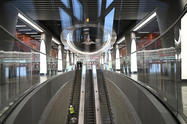 Эскалатор на новой станции Пыхтино Солнцевской линии метро в Москве
