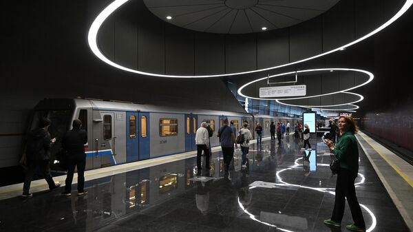 Пассажиры на новой станции Пыхтино Солнцевской линии метро в Москве