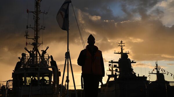 Личный состав гвардейского корвета Сообразительный готовится к выходу из гавани для участия в Главном военно-морском параде в честь Дня ВМФ РФ в Кронштадте