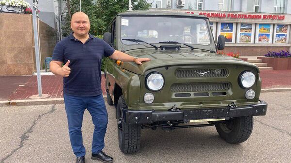 Депутат горсовета Улан-Удэ Денис Гармаев передал новый УАЗ пятому танковому батальону в зону спецоперации