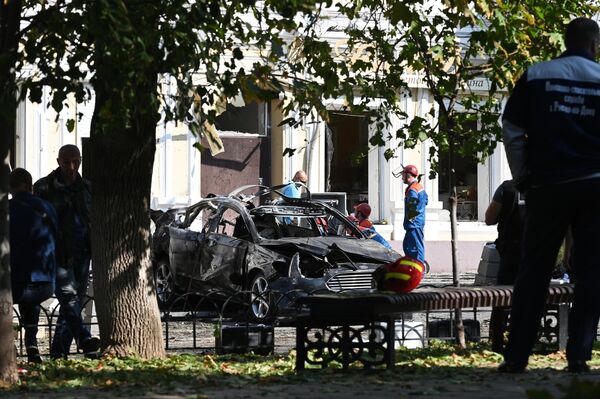 Автомобиль, поврежденный в результате падения беспилотника в Ростове-на-Дону