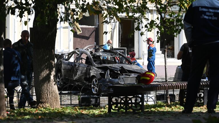 Автомобиль, поврежденный в результате падения беспилотника в Ростове-на-Дону