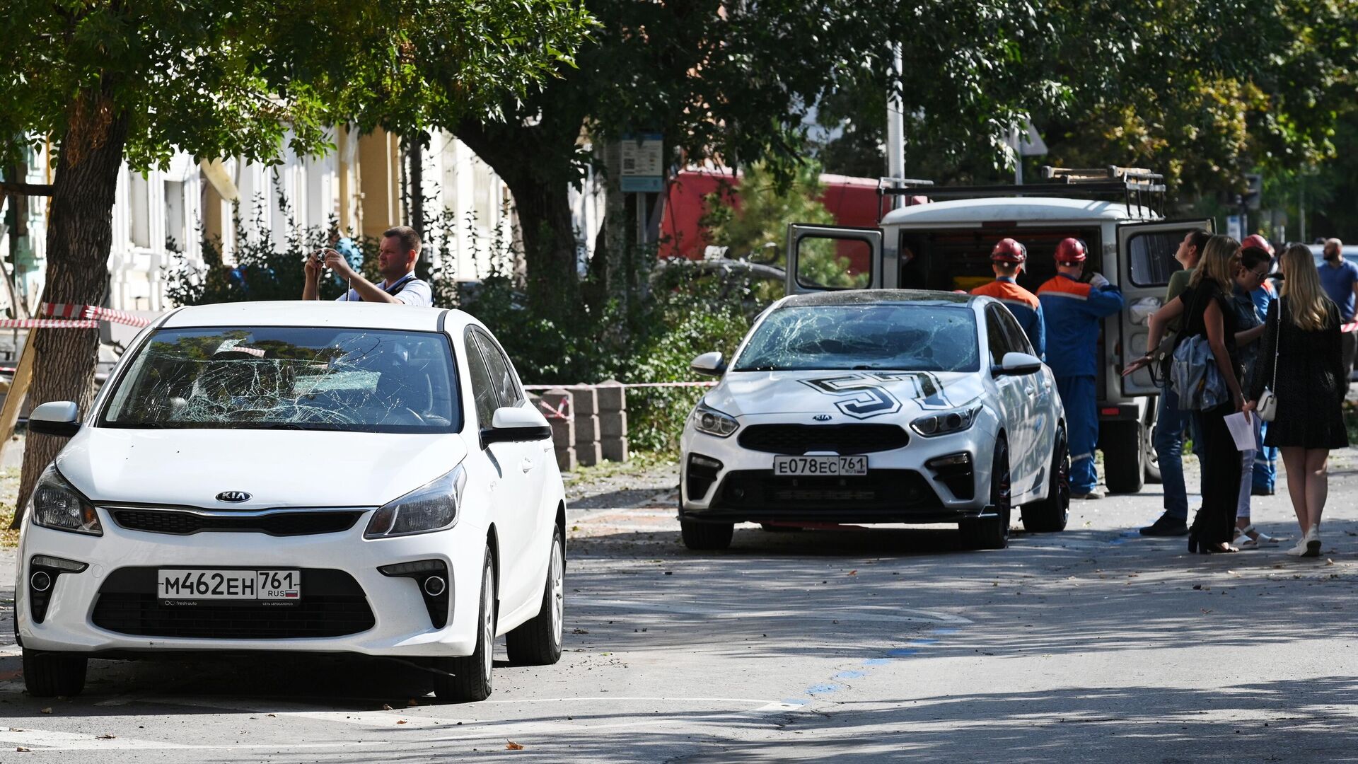 Автомобили, поврежденные в результате падения беспилотника в Ростове-на-Дону - РИА Новости, 1920, 07.09.2023