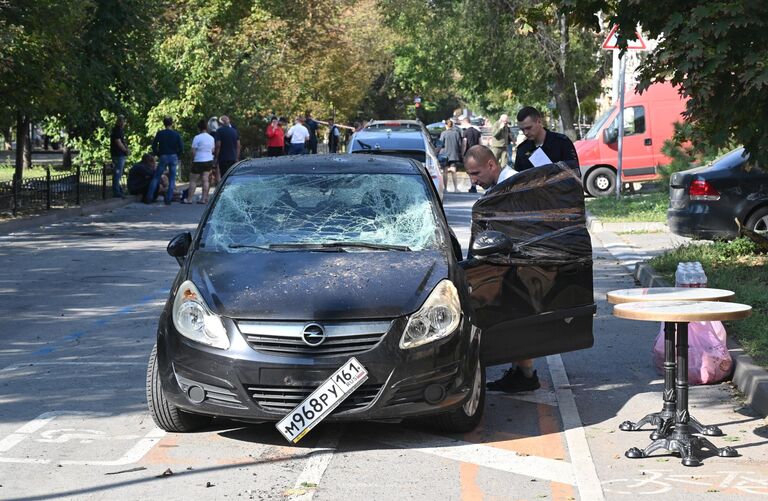 Автомобиль, поврежденный в результате падения беспилотника в Ростове-на-Дону