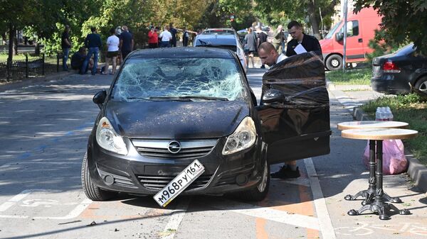 Автомобиль, поврежденный в результате падения беспилотника в Ростове-на-Дону