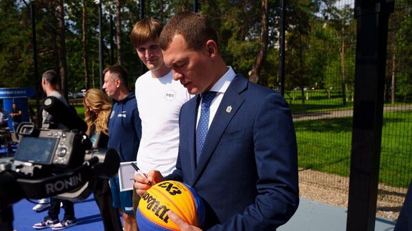 Губернатор Хабаровского края Михаил Дегтярев на открытии первого центра уличного баскетбола в Хабаровске