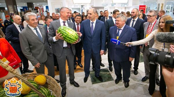 Губернатор Оренбургской области Денис Паслер на агропромышленной выставке Меновой двор 