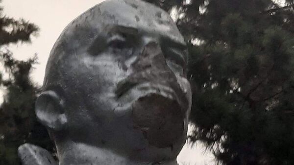 Поврежденный памятник Ленину в городе Единцы