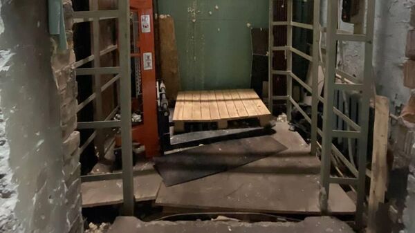 Падение грузового лифта в торговом центре в Адмиралтейском районе Санкт-Петербурга