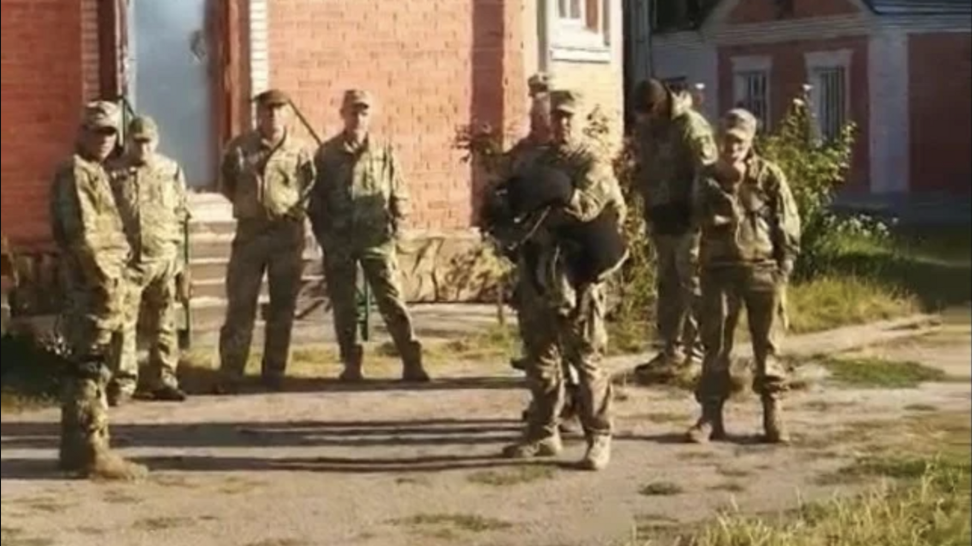 Люди в военной форме у Михайловского храма в городе Мироновка в Киевской области. 6 сентября 2023 - РИА Новости, 1920, 07.09.2023