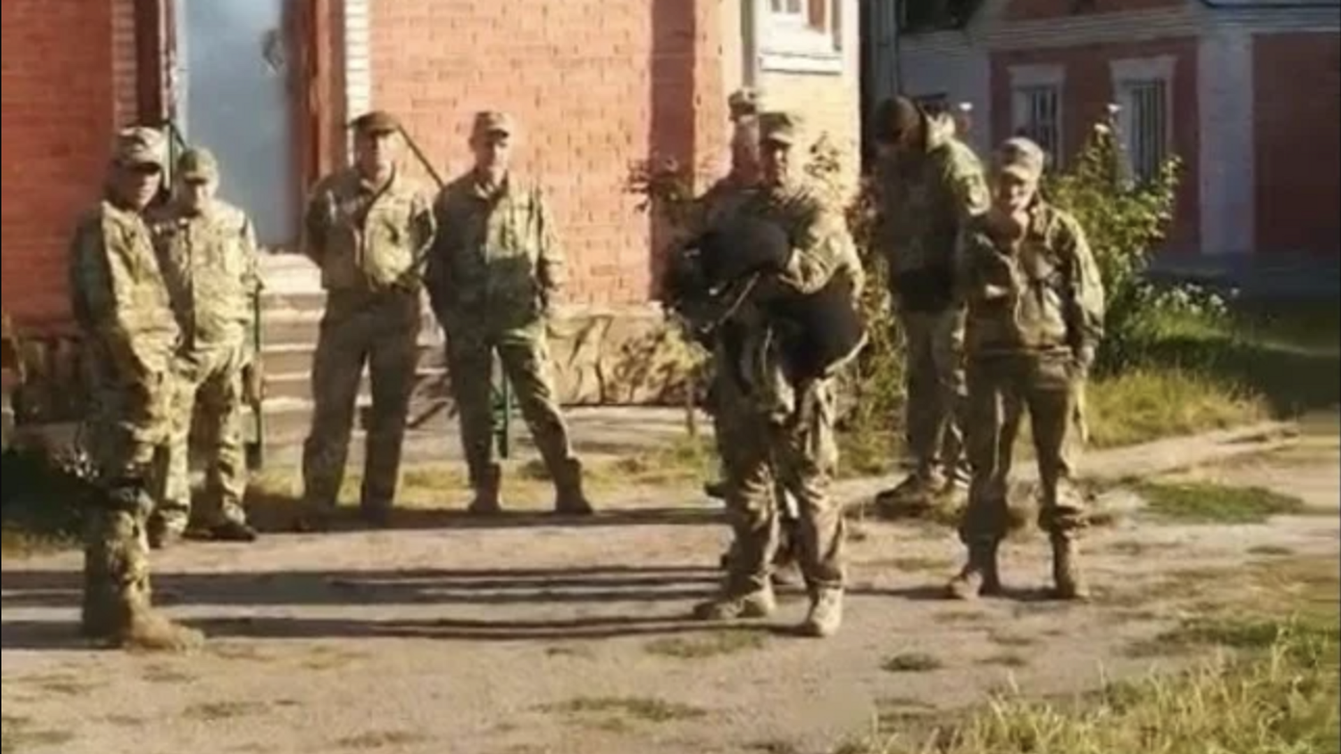 Люди в военной форме у Михайловского храма в городе Мироновка в Киевской области. 6 сентября 2023 - РИА Новости, 1920, 07.09.2023