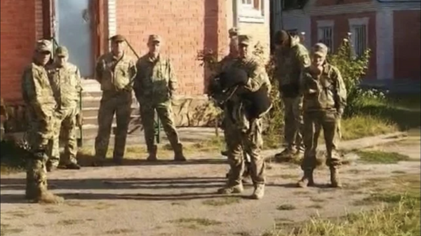 Люди в военной форме у Михайловского храма в городе Мироновка в Киевской области. 6 сентября 2023