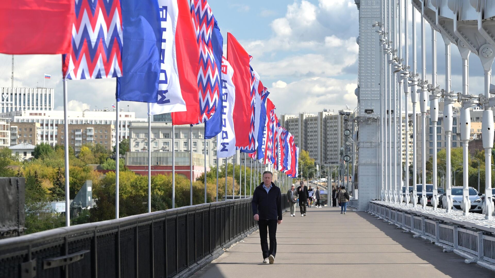 Флаги ко Дню города на Крымском мосту в Москве - РИА Новости, 1920, 08.09.2023