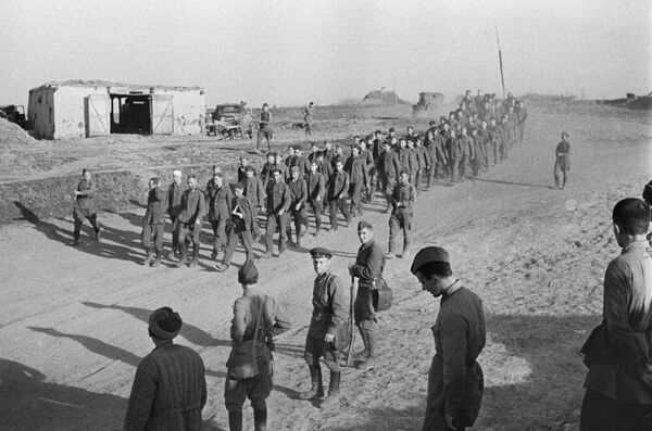 Колонна пленных немцев в районе города Змиев. Юго-Западный фронт