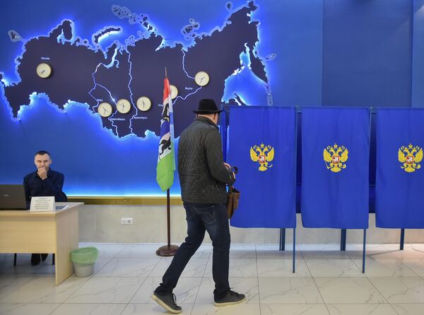 Мужчина в шляпе голосует на выборах губернатора Новосибирской области в Новосибирске