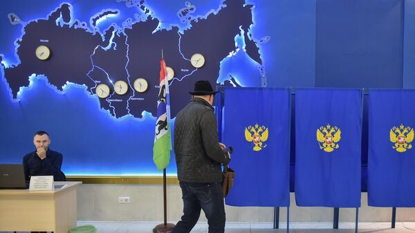 Мужчина в шляпе голосует на выборах губернатора Новосибирской области в Новосибирске4