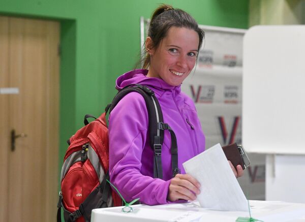 Девушка голосует на выборах мэра города Москвы в Москве