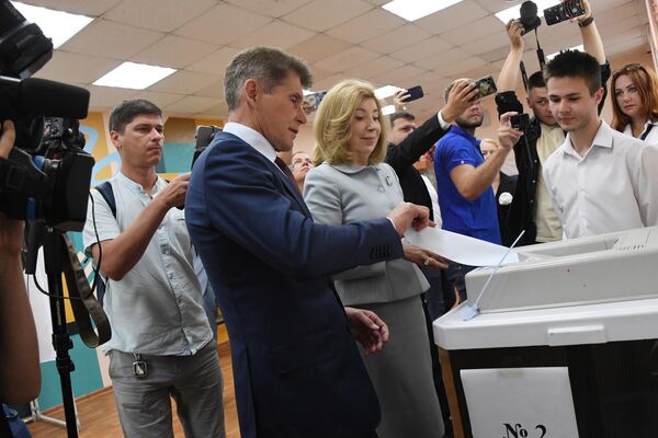 Губернатор Приморского края Олег Кожемяко голосует на выборах главы Приморского края на избирательном участке во Владивостоке