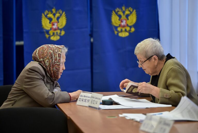 Женщина голосует на выборах губернатора Новосибирской области в Новосибирске