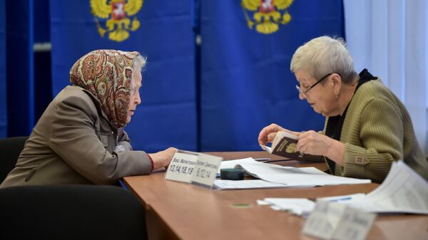 Женщина голосует на выборах губернатора Новосибирской области в Новосибирске