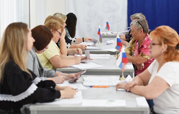 Регистрация избирателей на выборах в парламент и органы самоуправления в Единый день голосования на избирательном участке в школе No5 Донецка
