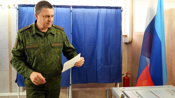 Врио главы Луганской народной республики Леонид Пасечник во время голосования на выборах в парламент и органы самоуправления в Луганске