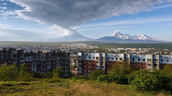 Вид на город Петропавловск-Камчатский на фоне Корякского и Авачинского вулканов