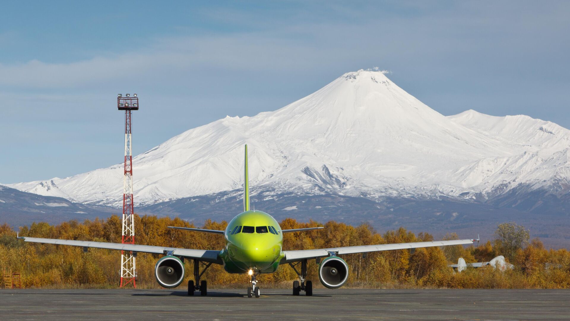 Самолет Airbus А-320  в международном аэропорту Елизово. На дальнем плане - Авачинский вулкан - РИА Новости, 1920, 21.09.2023