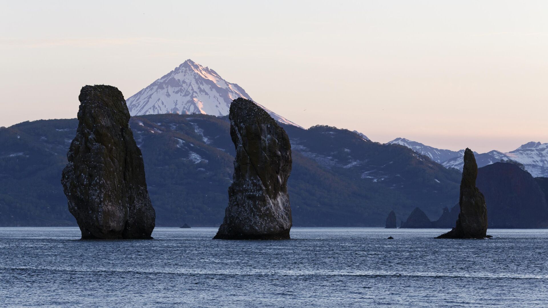 Скалы Три Брата в Авачинской бухте - РИА Новости, 1920, 30.07.2025