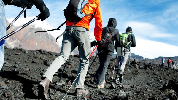 Туристы поднимаются на вулкан на Камчатке 