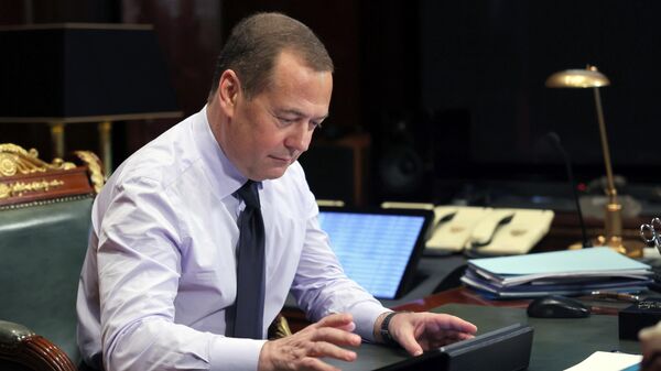 Заместитель председателя Совета безопасности РФ, председатель партии Единая Россия Дмитрий Медведев во время электронного голосования