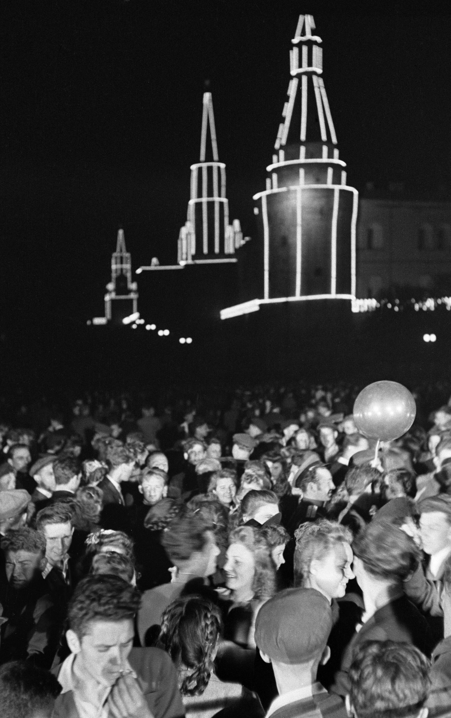 Праздничная иллюминация и народные гуляния в честь 800-летия основания Москвы в центре города. 7 сентября 1947 года - РИА Новости, 1920, 08.09.2023