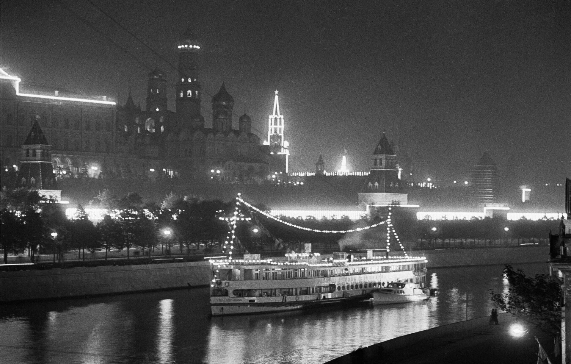 Праздничная иллюминация в честь 800-летия Москвы. 7 сентября 1947 года - РИА Новости, 1920, 08.09.2023