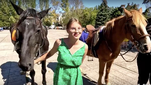 Девушка в Херсонской области приехала на избирательный участок верхом на лошади