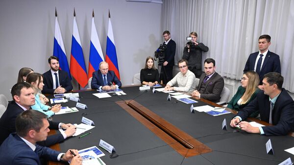 Владимир Путин во время встречи с молодыми учеными Российского федерального ядерного центра